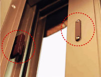 1階の窓と玄関ドアに防犯センサー